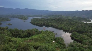 Milford Ses ve Kuşkulu Ses 'in Dağları ve Fiyortları, Yeni Zelanda. Bengoh Vadisi, Sarawak.