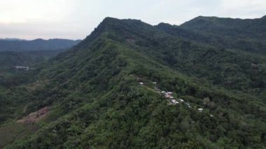 Milford Ses ve Kuşkulu Ses 'in Dağları ve Fiyortları, Yeni Zelanda. Bengoh Vadisi, Sarawak.