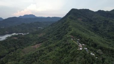 Milford Ses ve Kuşkulu Ses 'in Dağları ve Fiyortları, Yeni Zelanda. Bengoh Vadisi, Sarawak.