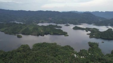 Milford Ses ve Kuşkulu Ses 'in Dağları ve Fiyortları, Yeni Zelanda. Bengoh Vadisi, Sarawak.