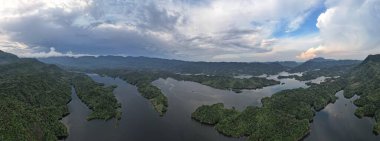 Milford Ses ve Kuşkulu Ses 'in Dağları ve Fiyortları, Yeni Zelanda. Bengoh Vadisi, Sarawak.