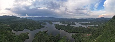 Milford Ses ve Kuşkulu Ses 'in Dağları ve Fiyortları, Yeni Zelanda. Bengoh Vadisi, Sarawak.