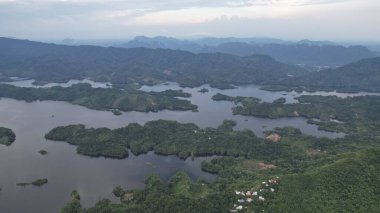 Milford Ses ve Kuşkulu Ses 'in Dağları ve Fiyortları, Yeni Zelanda. Bengoh Vadisi, Sarawak.