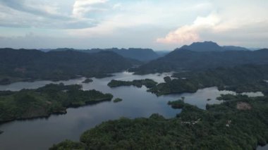 Milford Ses ve Kuşkulu Ses 'in Dağları ve Fiyortları, Yeni Zelanda. Bengoh Vadisi, Sarawak.