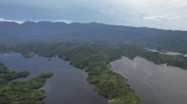 Milford Ses ve Kuşkulu Ses 'in Dağları ve Fiyortları, Yeni Zelanda. Bengoh Vadisi, Sarawak.
