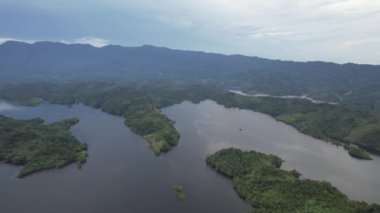 Milford Ses ve Kuşkulu Ses 'in Dağları ve Fiyortları, Yeni Zelanda. Bengoh Vadisi, Sarawak.