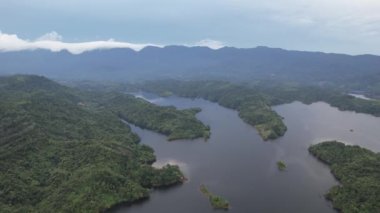 Milford Ses ve Kuşkulu Ses 'in Dağları ve Fiyortları, Yeni Zelanda. Bengoh Vadisi, Sarawak.
