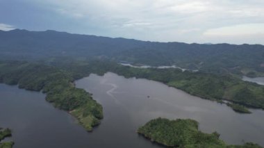Milford Ses ve Kuşkulu Ses 'in Dağları ve Fiyortları, Yeni Zelanda. Bengoh Vadisi, Sarawak.