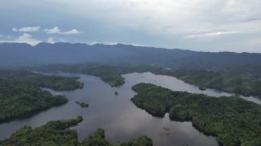 Milford Ses ve Kuşkulu Ses 'in Dağları ve Fiyortları, Yeni Zelanda. Bengoh Vadisi, Sarawak.