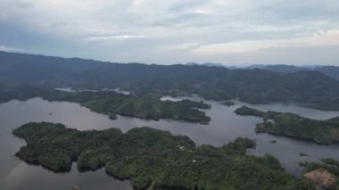 Milford Ses ve Kuşkulu Ses 'in Dağları ve Fiyortları, Yeni Zelanda. Bengoh Vadisi, Sarawak.