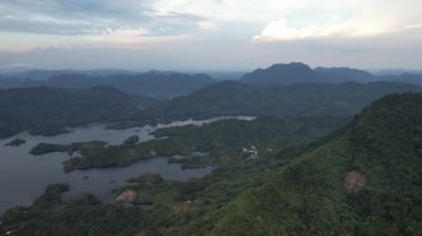 Milford Ses ve Kuşkulu Ses 'in Dağları ve Fiyortları, Yeni Zelanda. Bengoh Vadisi, Sarawak.