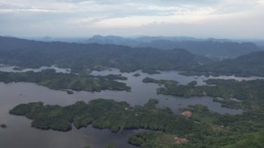 Milford Ses ve Kuşkulu Ses 'in Dağları ve Fiyortları, Yeni Zelanda. Bengoh Vadisi, Sarawak.