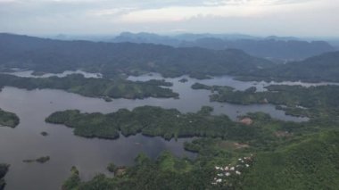 Milford Ses ve Kuşkulu Ses 'in Dağları ve Fiyortları, Yeni Zelanda. Bengoh Vadisi, Sarawak.