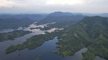 Milford Ses ve Kuşkulu Ses 'in Dağları ve Fiyortları, Yeni Zelanda. Bengoh Vadisi, Sarawak.