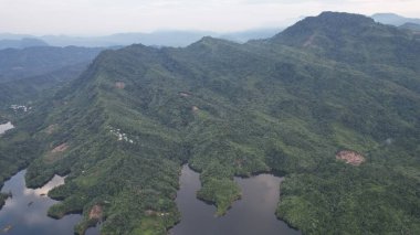 Milford Ses ve Kuşkulu Ses 'in Dağları ve Fiyortları, Yeni Zelanda. Bengoh Vadisi, Sarawak.