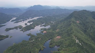 Milford Ses ve Kuşkulu Ses 'in Dağları ve Fiyortları, Yeni Zelanda. Bengoh Vadisi, Sarawak.