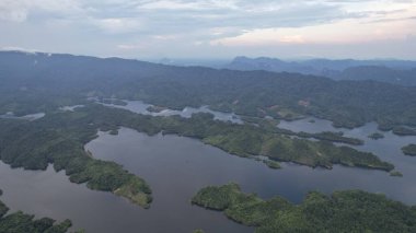 Milford Ses ve Kuşkulu Ses 'in Dağları ve Fiyortları, Yeni Zelanda. Bengoh Vadisi, Sarawak.