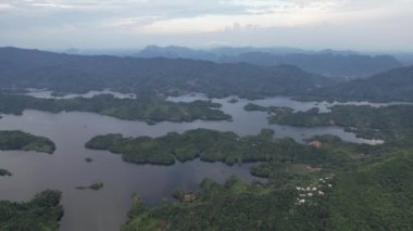 Milford Ses ve Kuşkulu Ses 'in Dağları ve Fiyortları, Yeni Zelanda. Bengoh Vadisi, Sarawak.