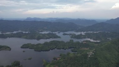 Milford Ses ve Kuşkulu Ses 'in Dağları ve Fiyortları, Yeni Zelanda. Bengoh Vadisi, Sarawak.