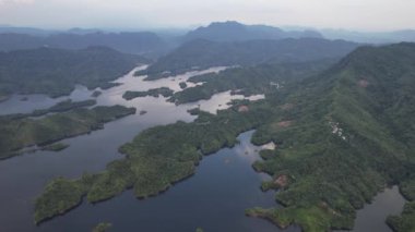 Milford Ses ve Kuşkulu Ses 'in Dağları ve Fiyortları, Yeni Zelanda. Bengoh Vadisi, Sarawak.
