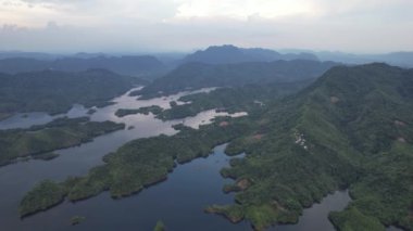 Milford Ses ve Kuşkulu Ses 'in Dağları ve Fiyortları, Yeni Zelanda. Bengoh Vadisi, Sarawak.