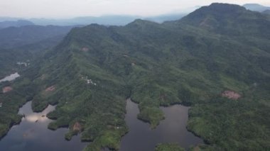 Milford Ses ve Kuşkulu Ses 'in Dağları ve Fiyortları, Yeni Zelanda. Bengoh Vadisi, Sarawak.