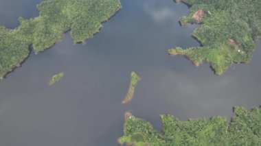 Milford Ses ve Kuşkulu Ses 'in Dağları ve Fiyortları, Yeni Zelanda. Bengoh Vadisi, Sarawak.