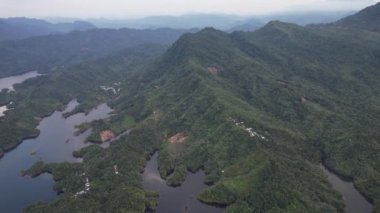 Milford Ses ve Kuşkulu Ses 'in Dağları ve Fiyortları, Yeni Zelanda. Bengoh Vadisi, Sarawak.