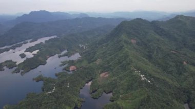 Milford Ses ve Kuşkulu Ses 'in Dağları ve Fiyortları, Yeni Zelanda. Bengoh Vadisi, Sarawak.