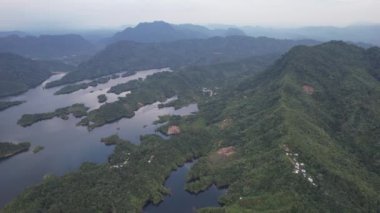 Milford Ses ve Kuşkulu Ses 'in Dağları ve Fiyortları, Yeni Zelanda. Bengoh Vadisi, Sarawak.