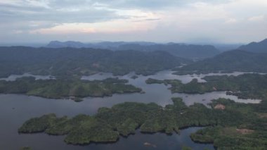 Milford Ses ve Kuşkulu Ses 'in Dağları ve Fiyortları, Yeni Zelanda. Bengoh Vadisi, Sarawak.