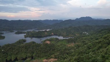 Milford Ses ve Kuşkulu Ses 'in Dağları ve Fiyortları, Yeni Zelanda. Bengoh Vadisi, Sarawak.