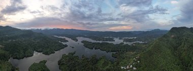 Milford Ses ve Kuşkulu Ses 'in Dağları ve Fiyortları, Yeni Zelanda. Bengoh Vadisi, Sarawak.