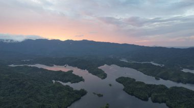 Milford Ses ve Kuşkulu Ses 'in Dağları ve Fiyortları, Yeni Zelanda. Bengoh Vadisi, Sarawak.