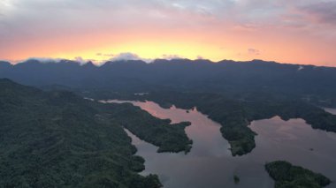 Milford Ses ve Kuşkulu Ses 'in Dağları ve Fiyortları, Yeni Zelanda. Bengoh Vadisi, Sarawak.
