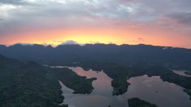 Milford Ses ve Kuşkulu Ses 'in Dağları ve Fiyortları, Yeni Zelanda. Bengoh Vadisi, Sarawak.