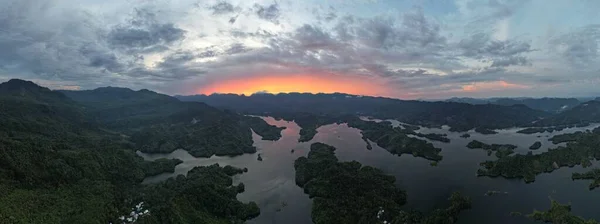 Milford Ses ve Kuşkulu Ses 'in Dağları ve Fiyortları, Yeni Zelanda. Bengoh Vadisi, Sarawak.