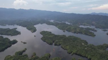 Milford Ses ve Kuşkulu Ses 'in Dağları ve Fiyortları, Yeni Zelanda. Bengoh Vadisi, Sarawak.