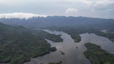 Milford Ses ve Kuşkulu Ses 'in Dağları ve Fiyortları, Yeni Zelanda. Bengoh Vadisi, Sarawak.