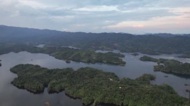 Milford Ses ve Kuşkulu Ses 'in Dağları ve Fiyortları, Yeni Zelanda. Bengoh Vadisi, Sarawak.