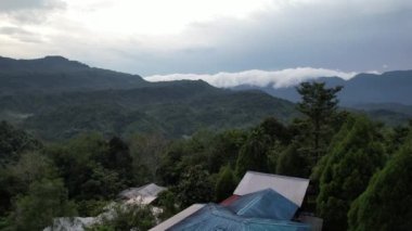 Milford Ses ve Kuşkulu Ses 'in Dağları ve Fiyortları, Yeni Zelanda. Bengoh Vadisi, Sarawak.
