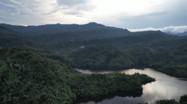 Milford Ses ve Kuşkulu Ses 'in Dağları ve Fiyortları, Yeni Zelanda. Bengoh Vadisi, Sarawak.