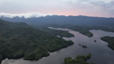 Milford Ses ve Kuşkulu Ses 'in Dağları ve Fiyortları, Yeni Zelanda. Bengoh Vadisi, Sarawak.