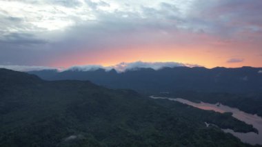 Milford Ses ve Kuşkulu Ses 'in Dağları ve Fiyortları, Yeni Zelanda. Bengoh Vadisi, Sarawak.