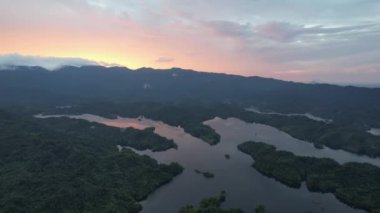 Milford Ses ve Kuşkulu Ses 'in Dağları ve Fiyortları, Yeni Zelanda. Bengoh Vadisi, Sarawak.