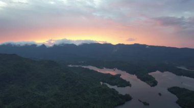 Milford Ses ve Kuşkulu Ses 'in Dağları ve Fiyortları, Yeni Zelanda. Bengoh Vadisi, Sarawak.
