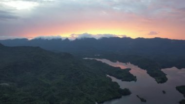 Milford Ses ve Kuşkulu Ses 'in Dağları ve Fiyortları, Yeni Zelanda. Bengoh Vadisi, Sarawak.