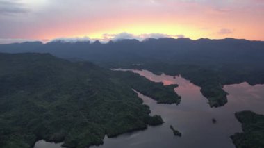 Milford Ses ve Kuşkulu Ses 'in Dağları ve Fiyortları, Yeni Zelanda. Bengoh Vadisi, Sarawak.