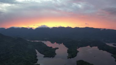 Milford Ses ve Kuşkulu Ses 'in Dağları ve Fiyortları, Yeni Zelanda. Bengoh Vadisi, Sarawak.