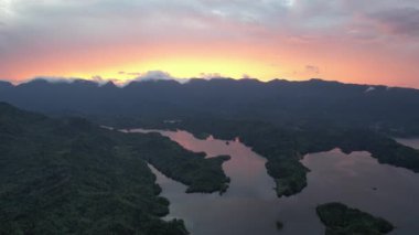 Milford Ses ve Kuşkulu Ses 'in Dağları ve Fiyortları, Yeni Zelanda. Bengoh Vadisi, Sarawak.